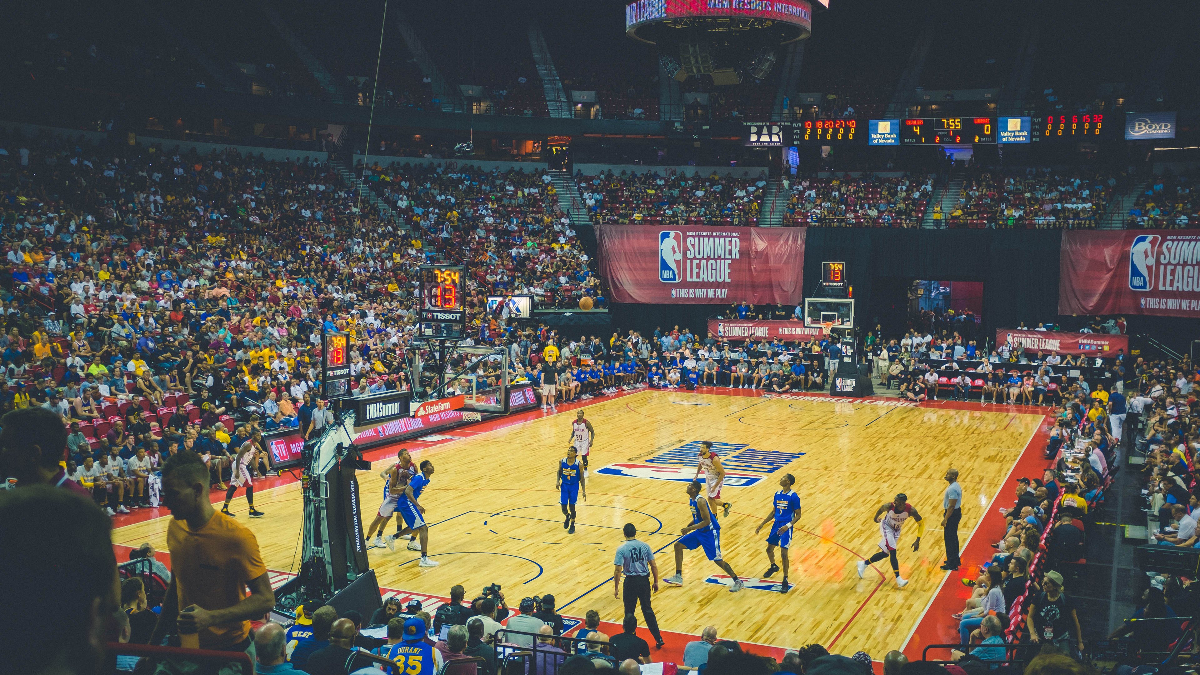 女子篮球青训注重防守战术提高整体防守水平，女子篮球队训练方法